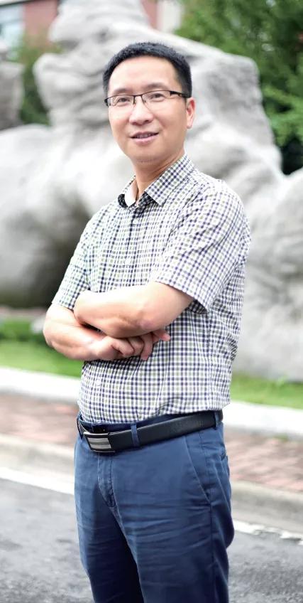 师大附中高新实验中学校长吴虎强,高新实验中学校长