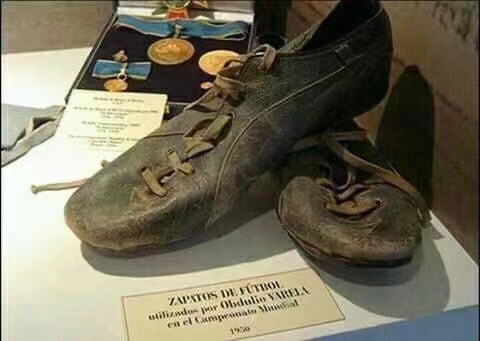 这位黑人队长，1950年带领乌拉圭击败巴西勇夺世界杯冠军