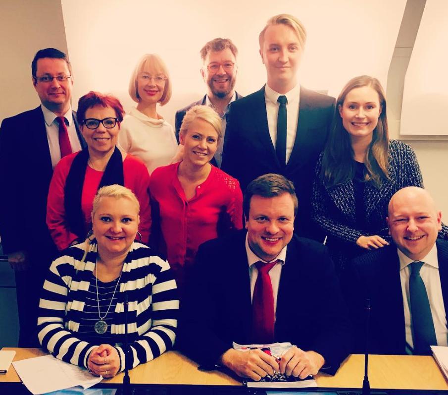 芬兰34岁美女总理自拍图曝光：喜欢与帅哥合影，爱分享私生活