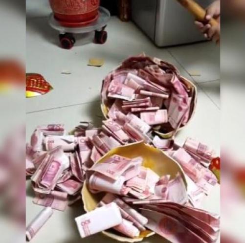 孩子砸开存钱罐竟然全是金子,小孩子砸猪存钱罐小视频