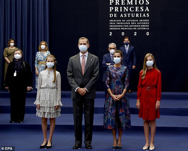 西班牙小公主罕见穿高跟鞋,14岁西班牙公主近照