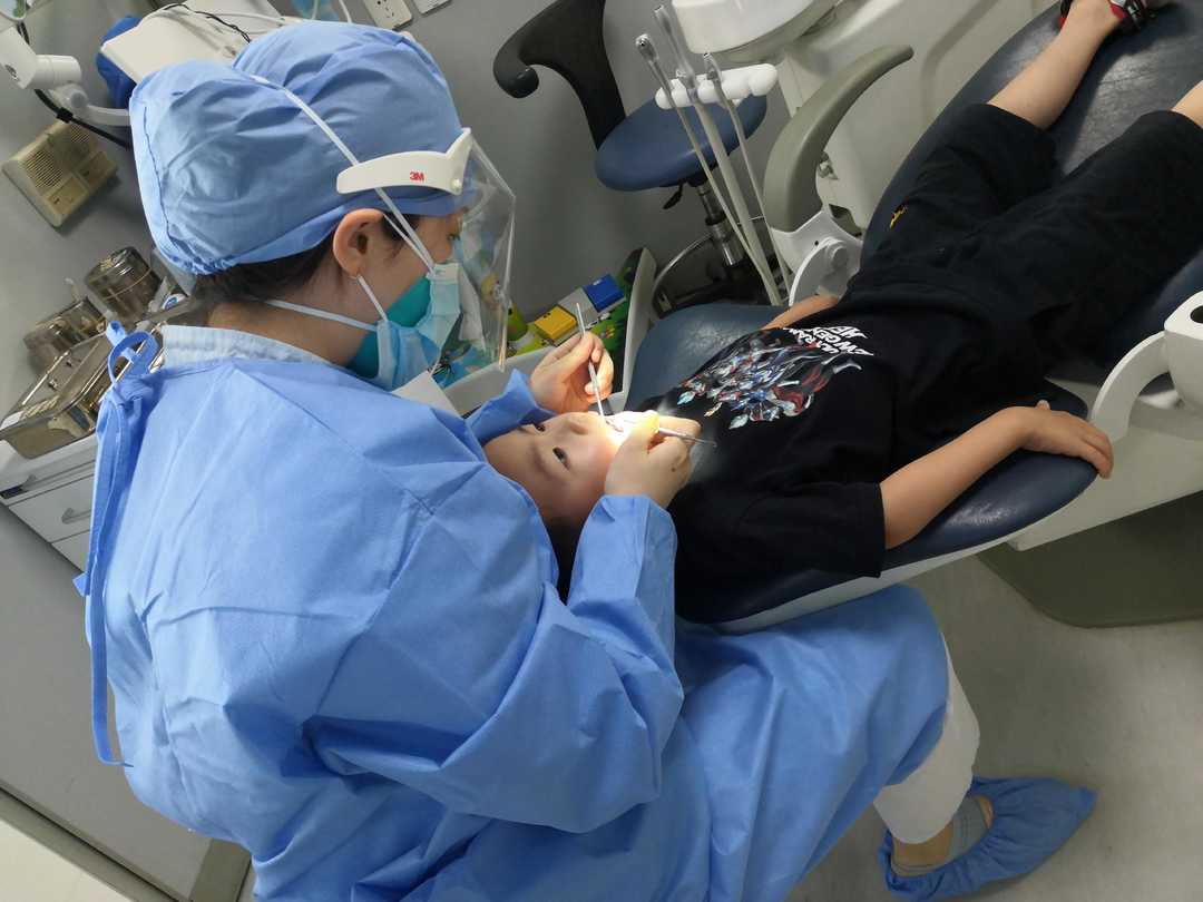 换牙期小朋友牙神经疼,小朋友换牙牙齿很疼