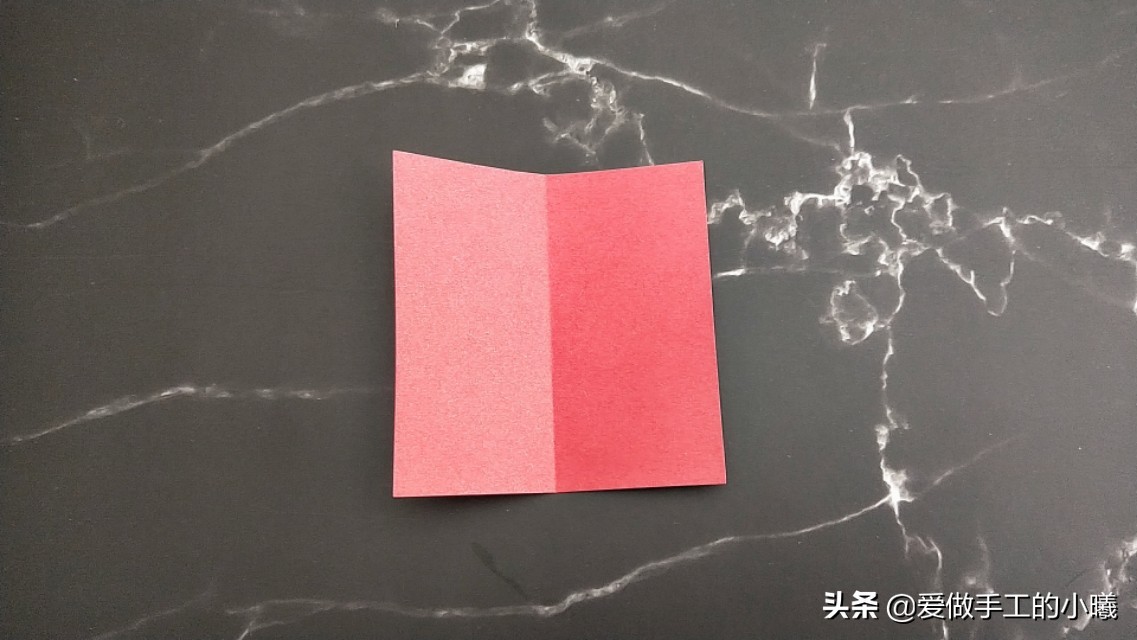 玫瑰花正方形折纸教程图解,怎么样用折纸叠出来简单的玫瑰花