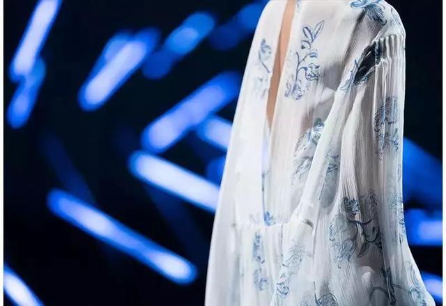 ep雅莹走秀2019,ep雅莹黑裙子