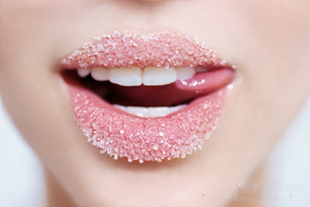 嘴唇干裂起皮出血怎么用唇膏,冬季嘴唇干裂怎么办小妙招