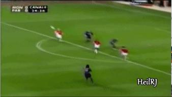 罗纳尔迪尼奥巴萨过人盘带,足球精灵罗纳尔迪尼奥花式过人