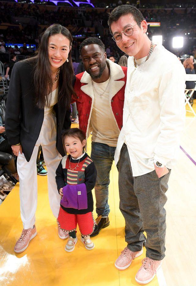 陈冠希罕见晒一家三口全家福,陈冠希颜值回春与粉丝亲密合照