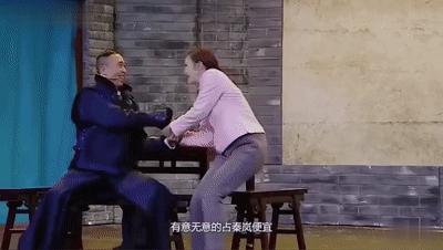 表演入戏还是别有用心，围观也有节操，吃瓜群众要分清专业与猥琐