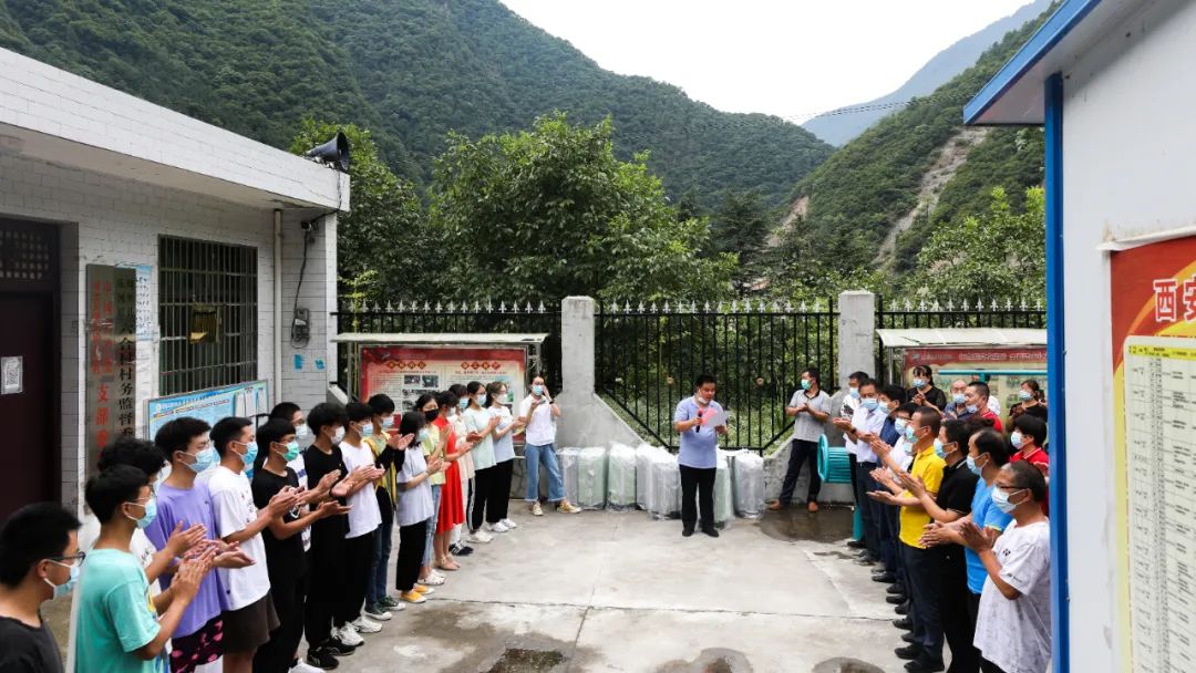 西安鹏翔驾校远赴秦岭山区资助今年考上大学的贫困学子