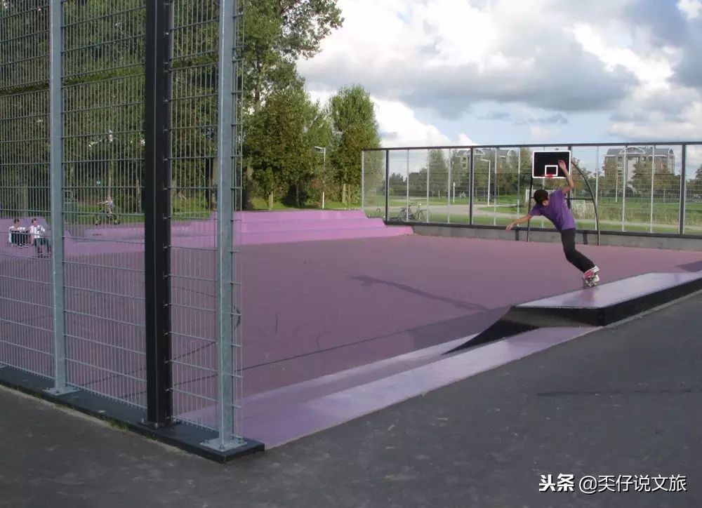 让人惊呆的篮球比赛,篮球场和足球场冲突对比