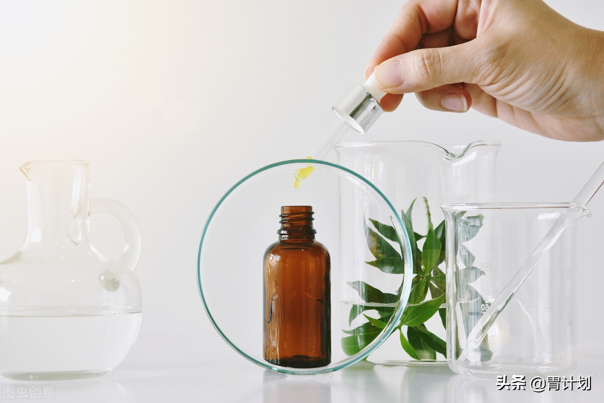 面霜和精华哪个效果好一点,面霜和面部精华的区别在哪