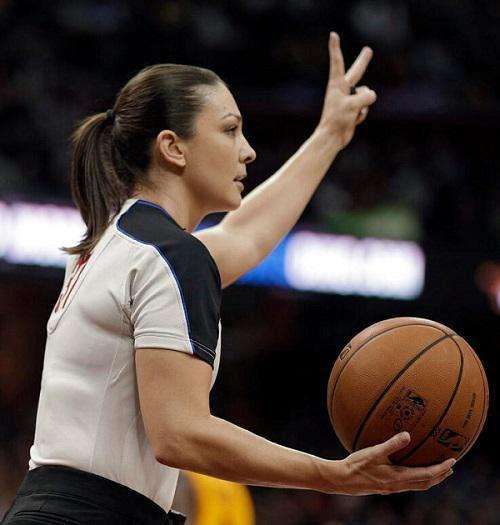 NBA美女裁判场上遇“尴尬”，黑人球员摸错部位，詹姆斯点名称赞