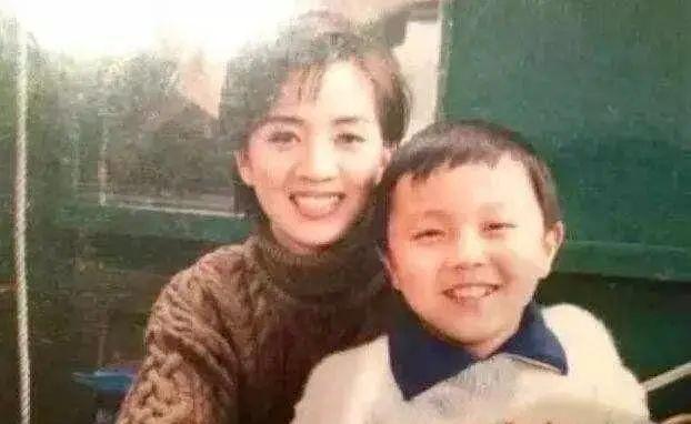 一代童星没落史：李连杰接班人谢苗翻红艰难，悄悄娶回仙3圣姑