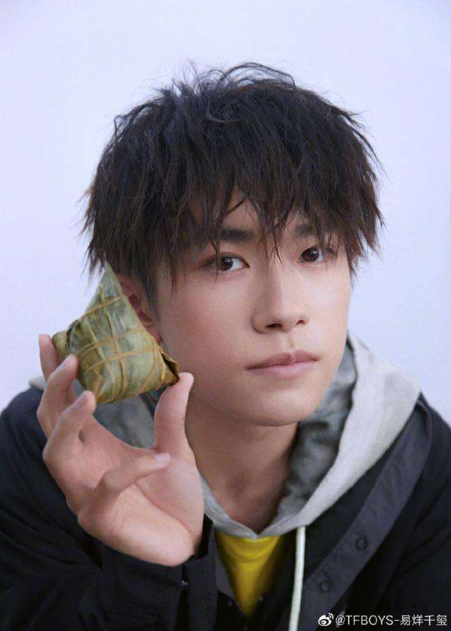 易烊千玺超牛应援,易烊千玺115万应援灯