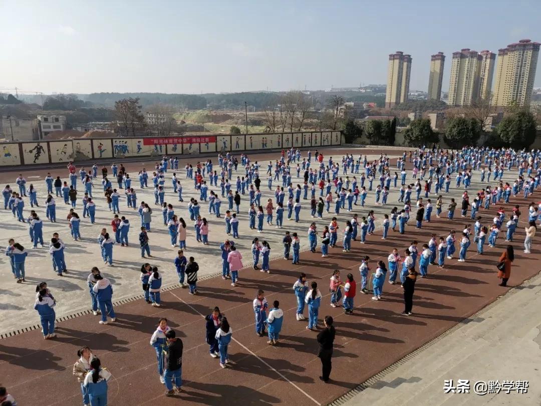 课间做广播体操,在教室做的广播体操