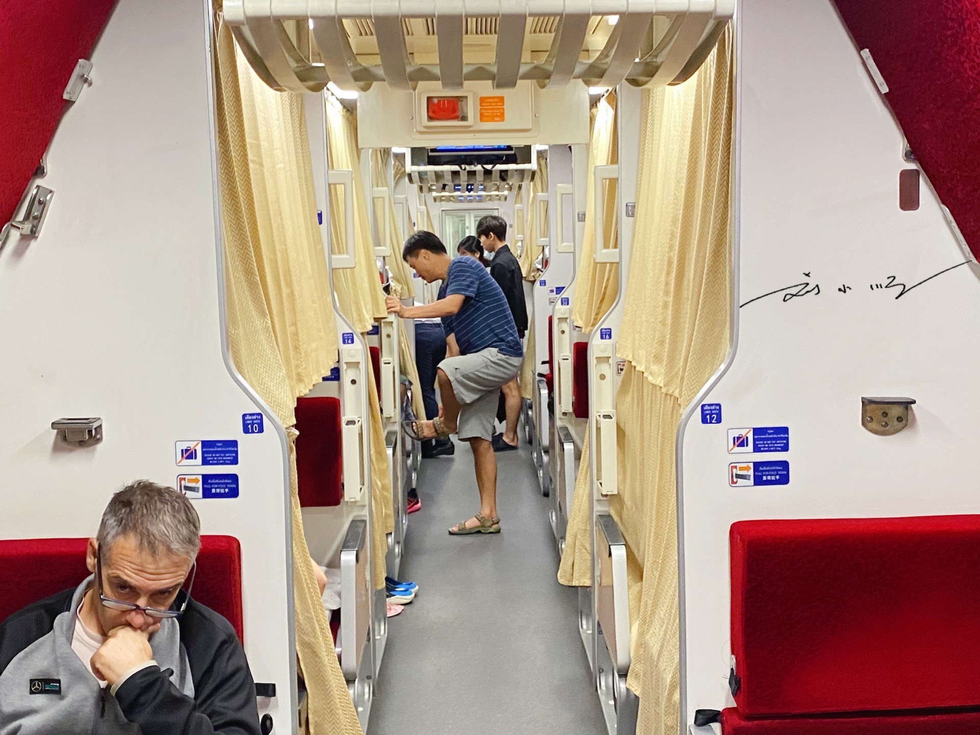 泰国火车实拍,泰国火车站对比中国