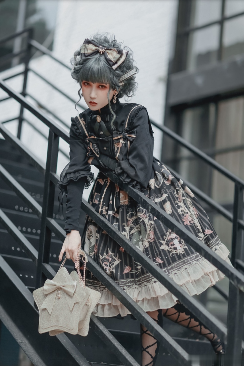 灰色阶梯上的哥特萝莉，绑带袜加黑色lo鞋，精致颓废如人间堕天使
