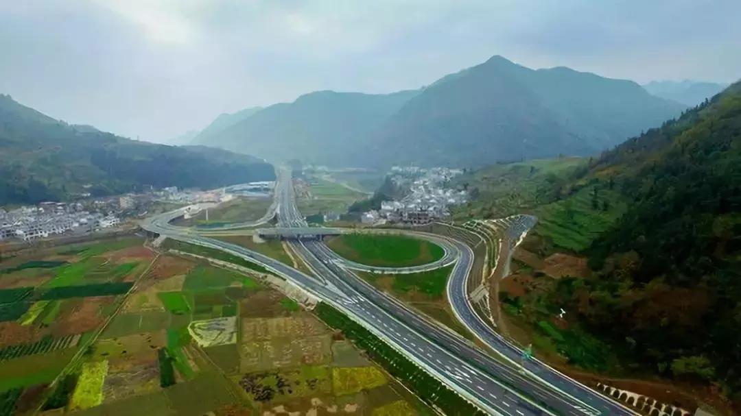 干部群众春节期间返乡见闻,干部春节返乡见闻稿件