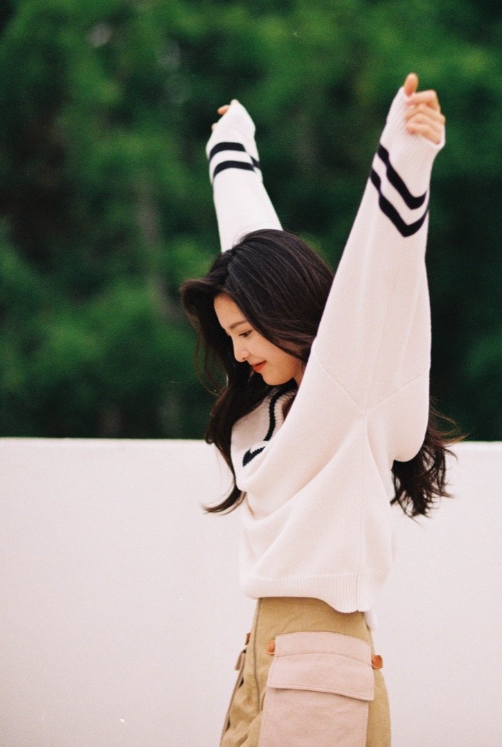 章若楠穿黑色马甲照片,章若楠穿搭生活照