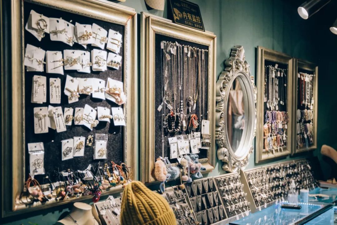 鍗楀潽鍦颁笅璐墿澶╁爞,鍦颁笅鍟嗗満閲嶅簡琚仐蹇樼殑璐墿澶╁爞