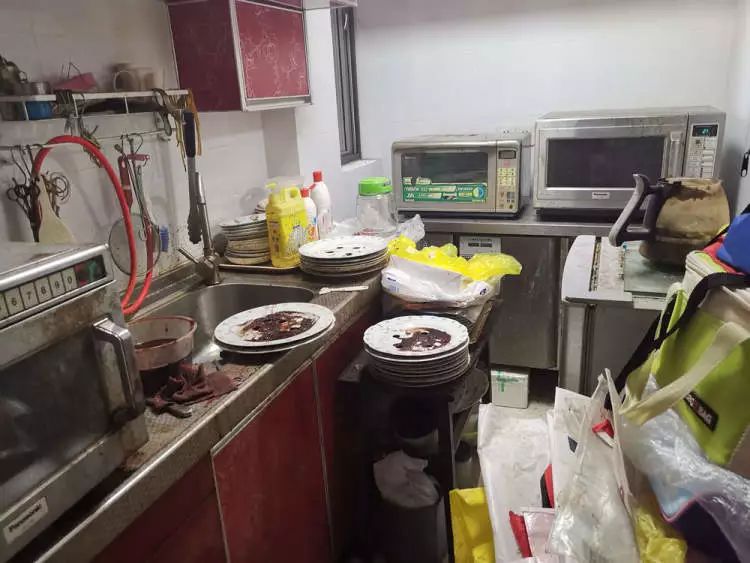 厨房全是油污,整个厨房特别脏