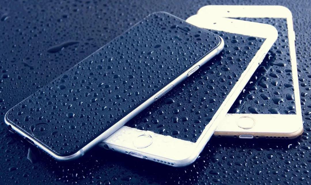 手机进水了怎么办一分钟解决,手机进水了怎么处理直接扔了