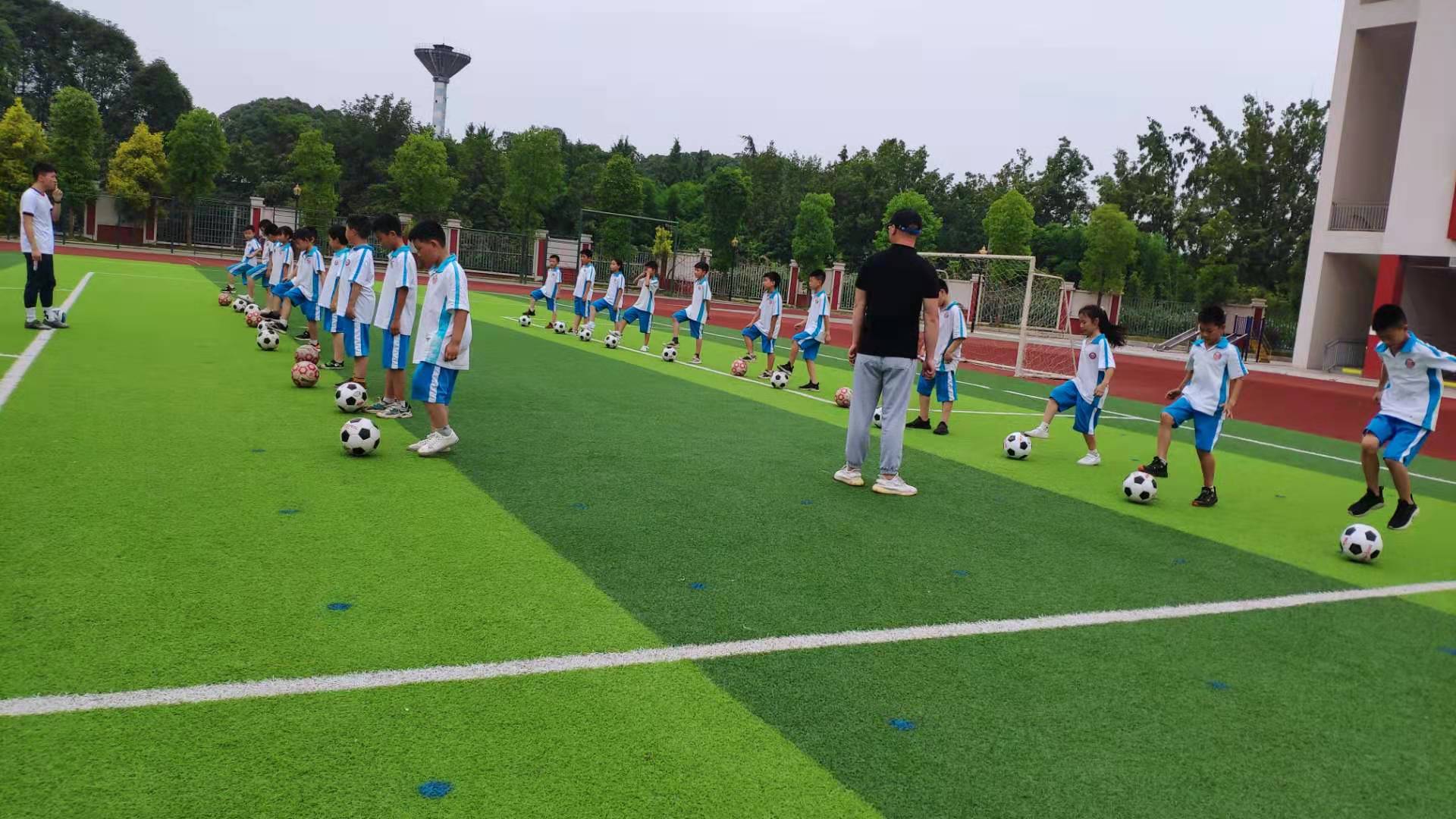 公益足球课走进乡村学校,足球线上公益课