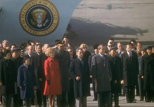 1972年,毛主席接见尼克松,笑着问他:你们常常利用姑娘做掩护?