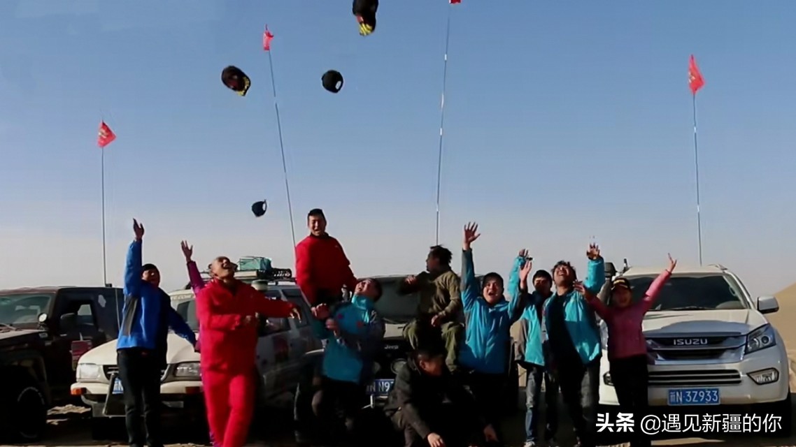 塔克拉玛干沙漠篝火晚会,六轮越野车穿越无人区