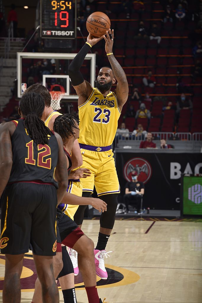 詹姆斯湖人时期回到热火狂砍51分,詹姆斯爆发创3大纪录助湖人险胜