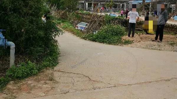 斗门老司机开宝马失误跌落鱼塘！河水灌入车内危在旦夕！急中生智“神”操作脱险！