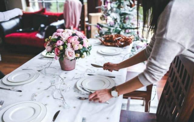 吃西餐为啥服务员先上一杯柠檬水 (西餐服务员为什么要上两杯柠檬水)