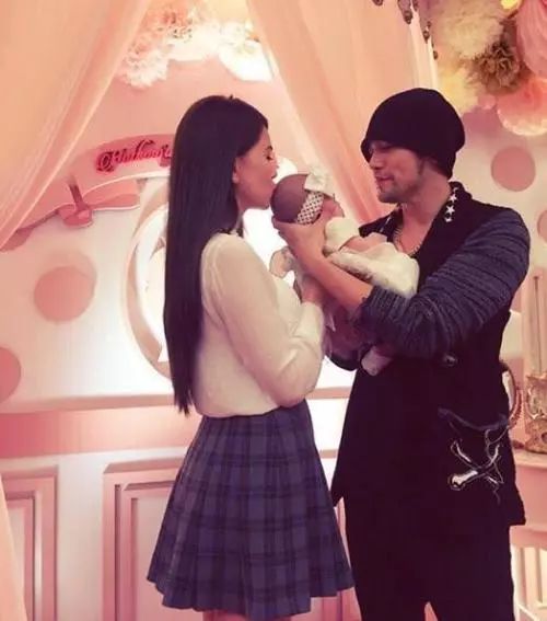 喜欢弹吉他的80后大叔,80年代的年轻人弹吉他