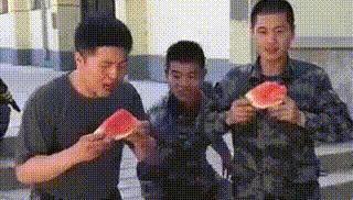 回家的路上看到这么多钱，背包都装不下啊，现在该怎么办