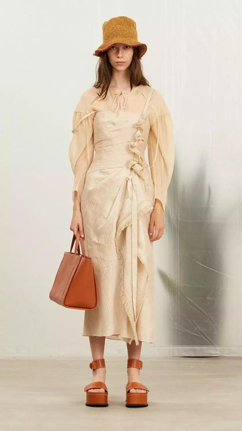 从全世界最会戴帽子的女人身上,学习一点「帽子戏法」