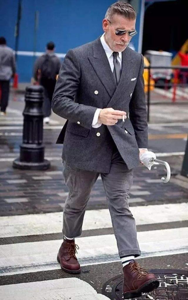 男人穿西装怎么才能有气质,男人穿西装怎么走有气场