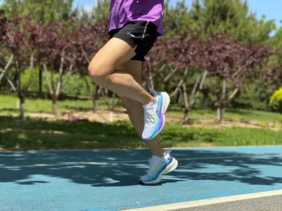 飞电discovery多巴胺为什么贵,李宁飞电discovery跑鞋