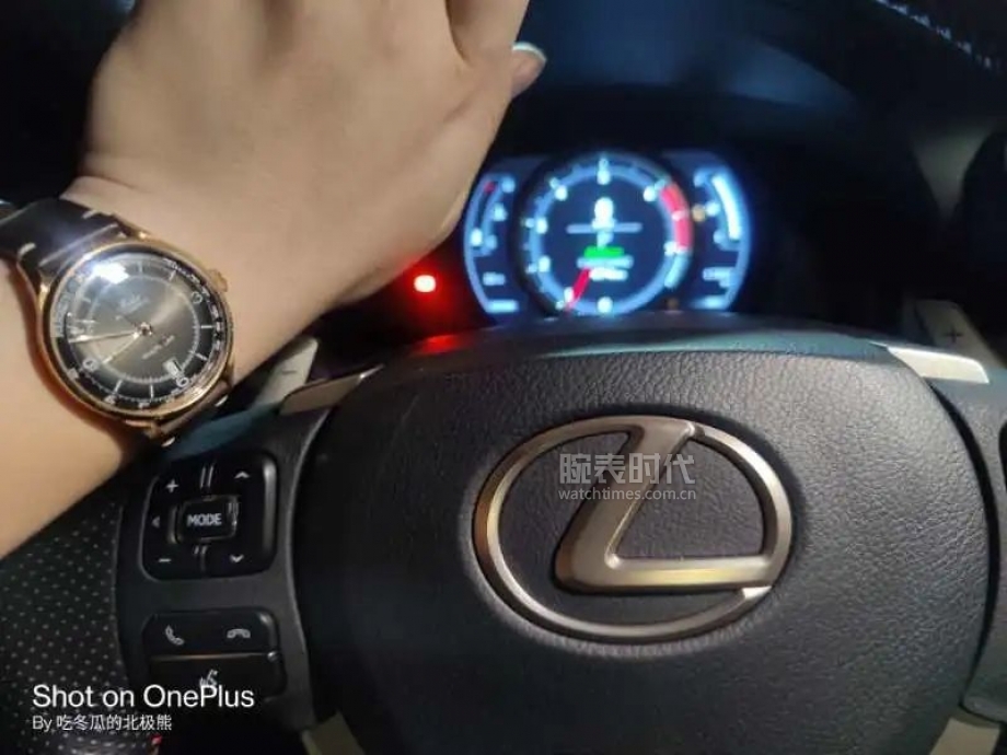 网友晒自己微信好友数量,网友晒1300手表