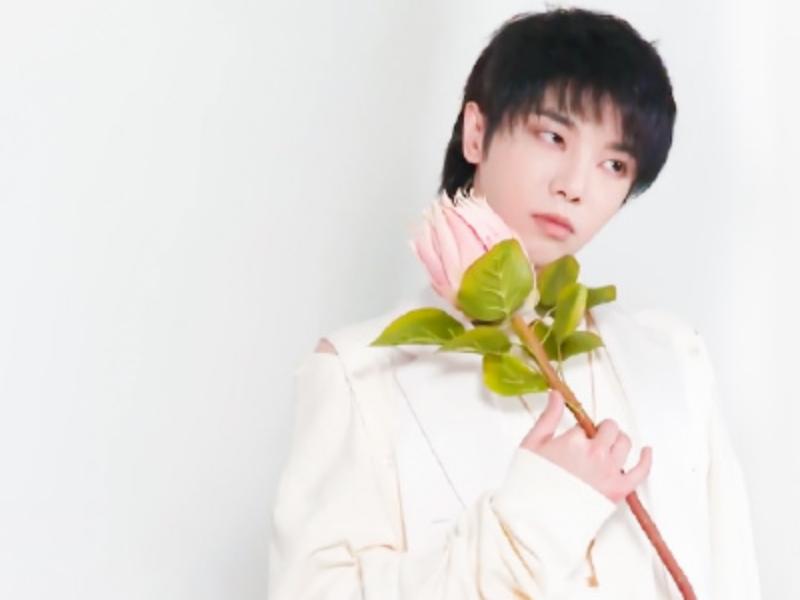 有种“整容”叫华晨宇拿花，本以为会影响颜值，却帅出新高度！