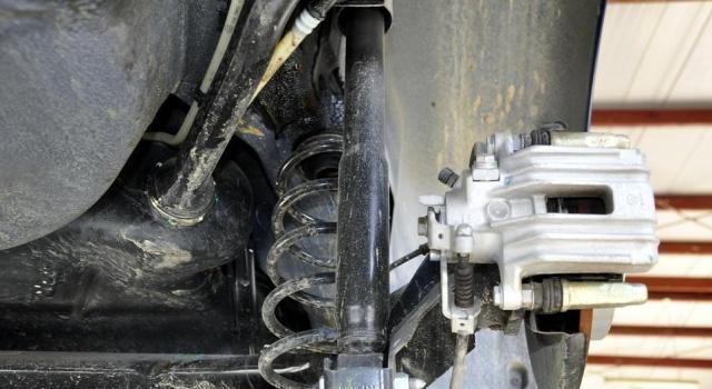 现代朗动和大众朗逸哪个比较保值,开了10年的现代朗动底盘情况视频