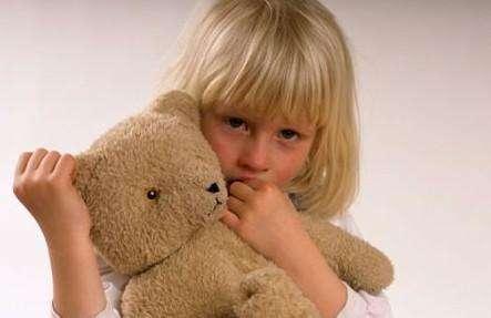 孩子上课回答问题紧张怎么引导,孩子上课不敢举手什么原因