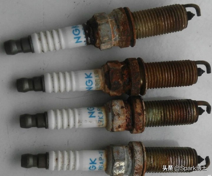 火花塞能不能用白醋清洗？火花塞进水会怎么样？
