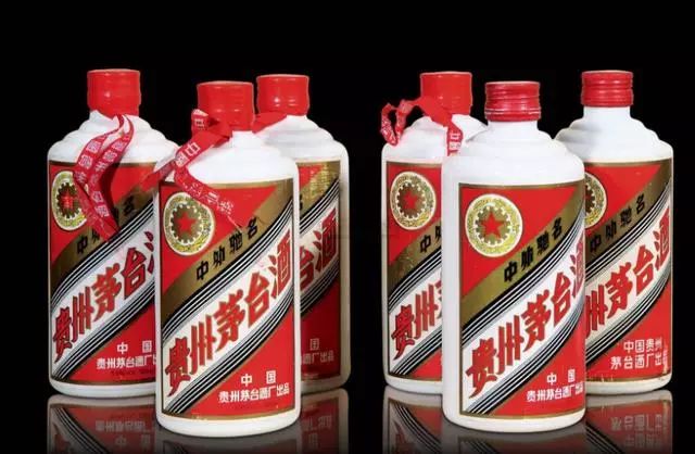 老外不相信茅台的威力,老外喝中国白酒烧刀子