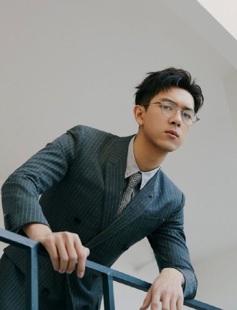 李现穿蓝色的西装,李现穿黑色西装照