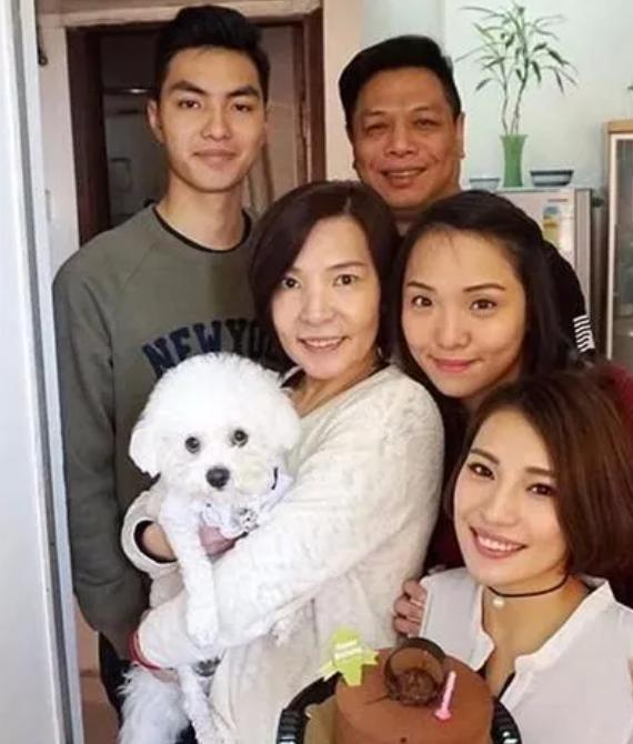 被一个红包骗入行，从同桌到搭档，周星驰与如花李健仁的不解之缘