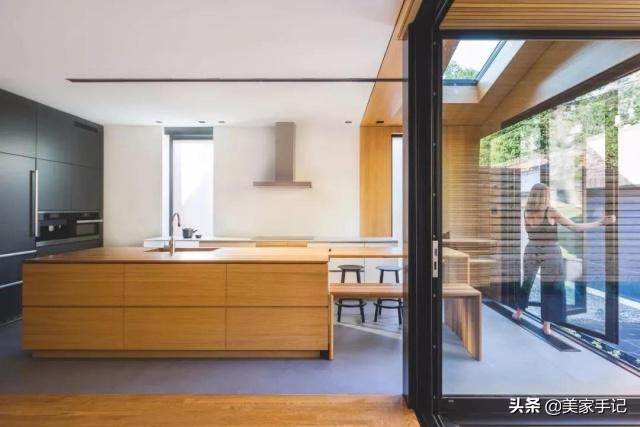 她在别墅外墙搭了个“黑盒子”，从而多出了间阳台和厨房！太聪明