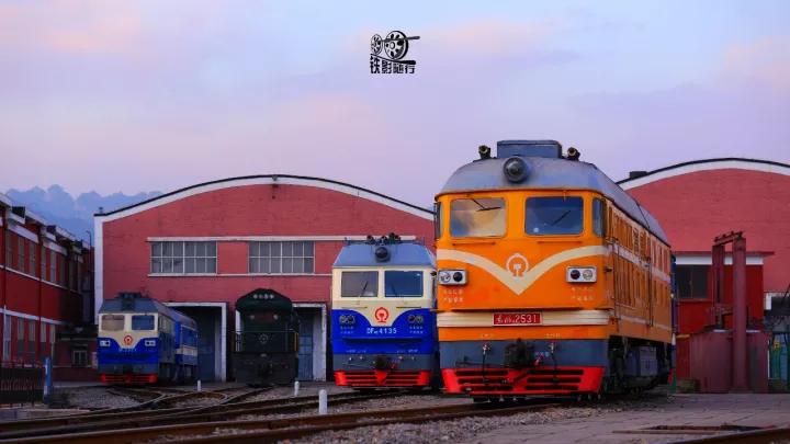 火车来了行人车辆请注意安全,行人车辆请注意火车就要来了