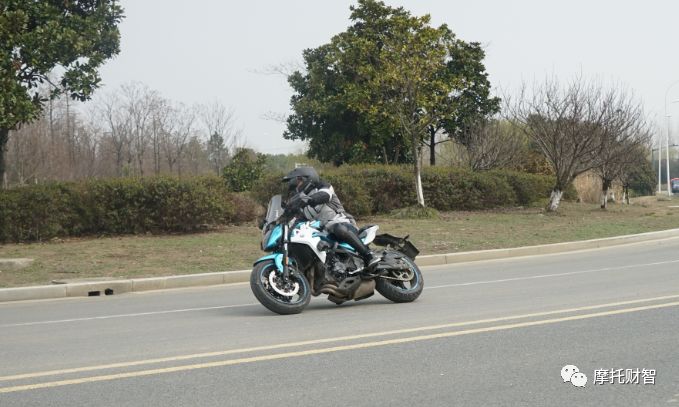 400排量颜值担当,春风400nk和ktm250duke哪个好