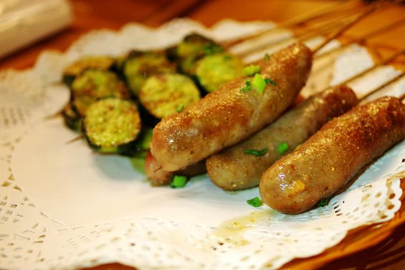 夜幕升起思北路口，285蚝味馆撸个串喝个酒聊个天！