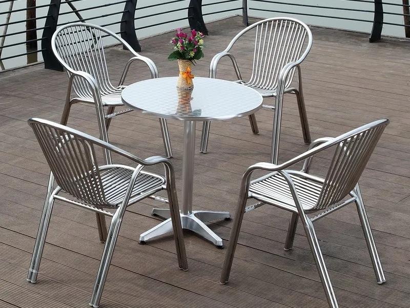 轻盈、坚固、更耐用；不锈钢桌子